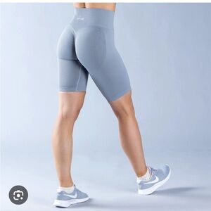 DFYNE shorts! in perfect condition. size medium.